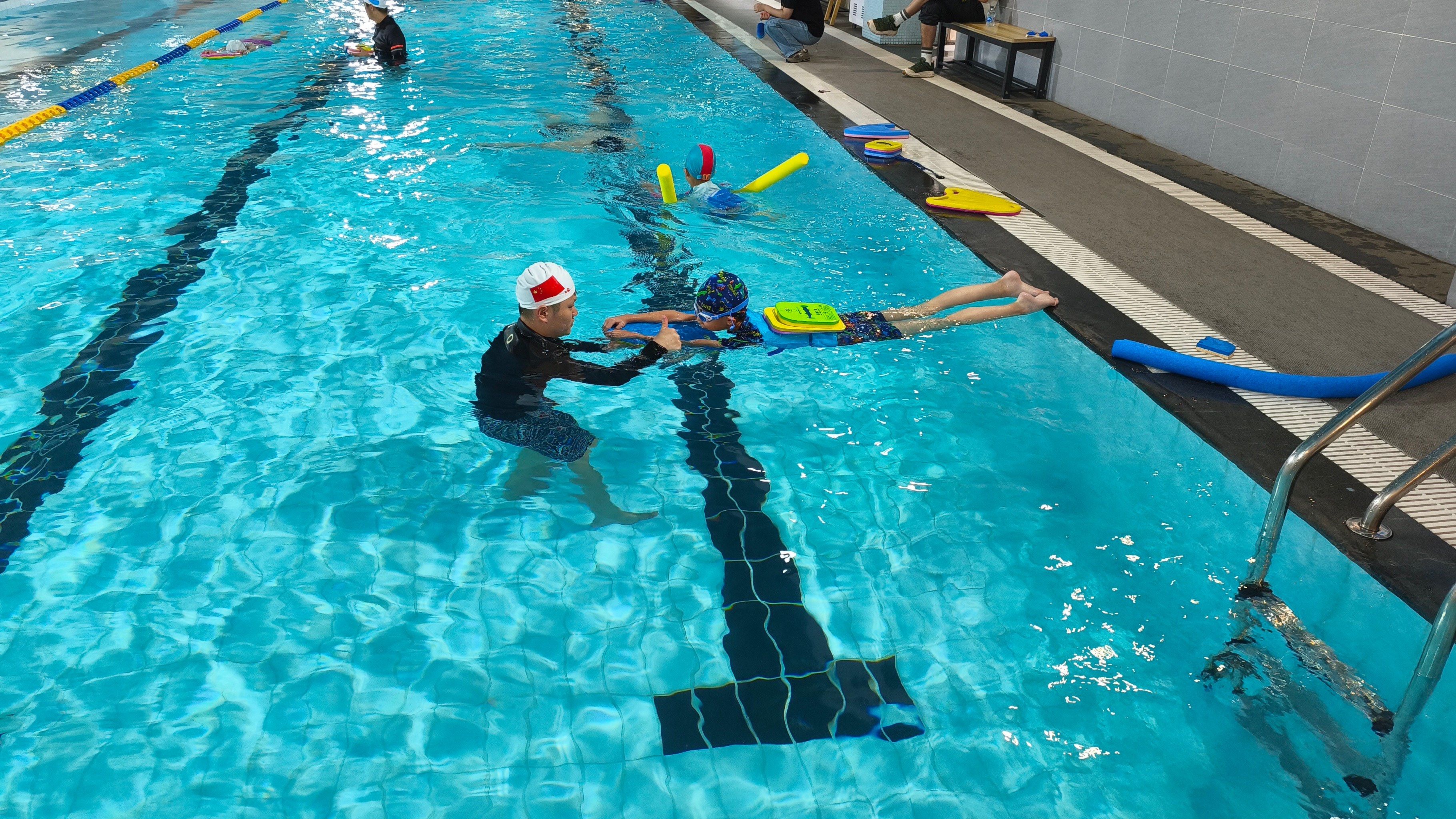 游泳体验尽在上课中