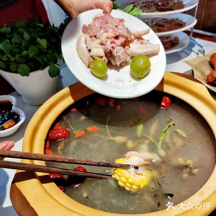 👭和姐妹周末小聚，被这家潮工夫鸡煲惊艳！