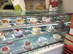 面包甜点陈列柜-绿姿鲜奶烘焙(新城花园店)