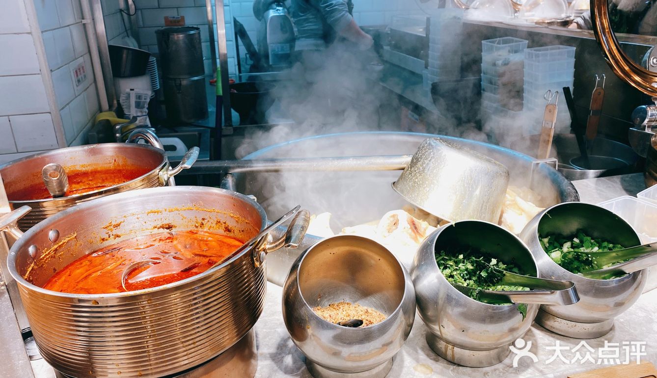 牛汤哥吃面也喝汤[调皮]