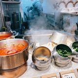 牛汤哥吃面也喝汤[调皮]