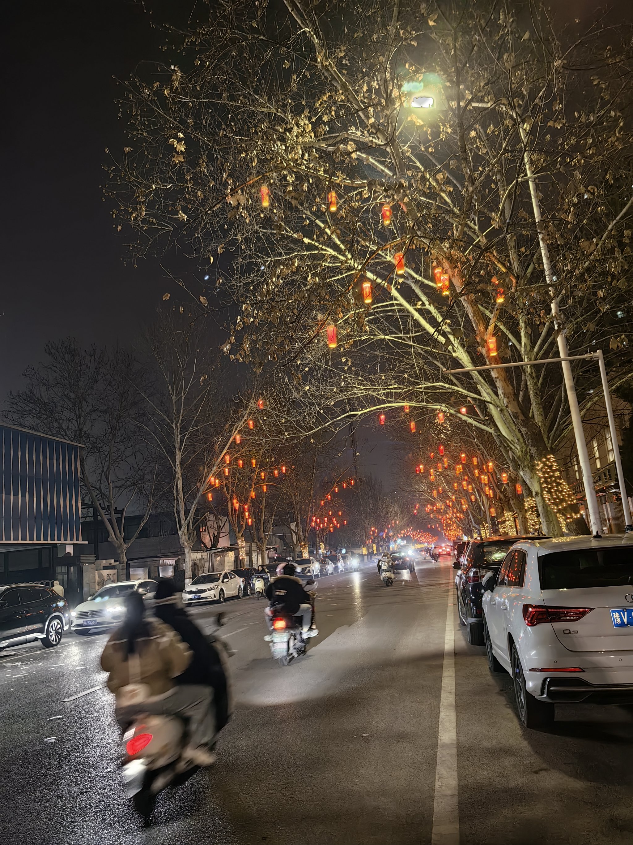 郑州城南路晚上的女人图片