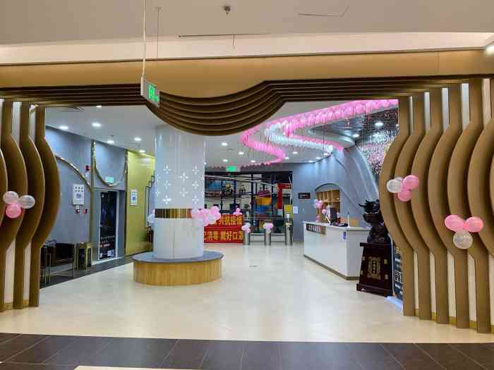 米雀国际健身-"未来石万达,稀稀拉拉的没几个人走到米雀.