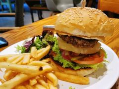 经典牛肉汉堡-ZEMOCAFE·FUSION FOOD(西交利物浦店)