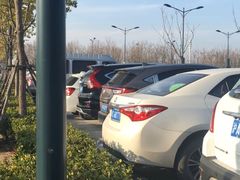 -奕欧来上海购物村停车场