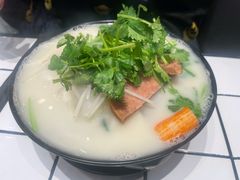浓汤鱼汁小锅米线-肥汁米蘭香港米线(长宁来福士店)