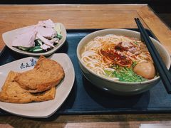 -亮亮面馆(经六路店)