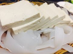 -洞庭洲·防空洞火锅·烧烤·铜锅涮肉(新百广场店)