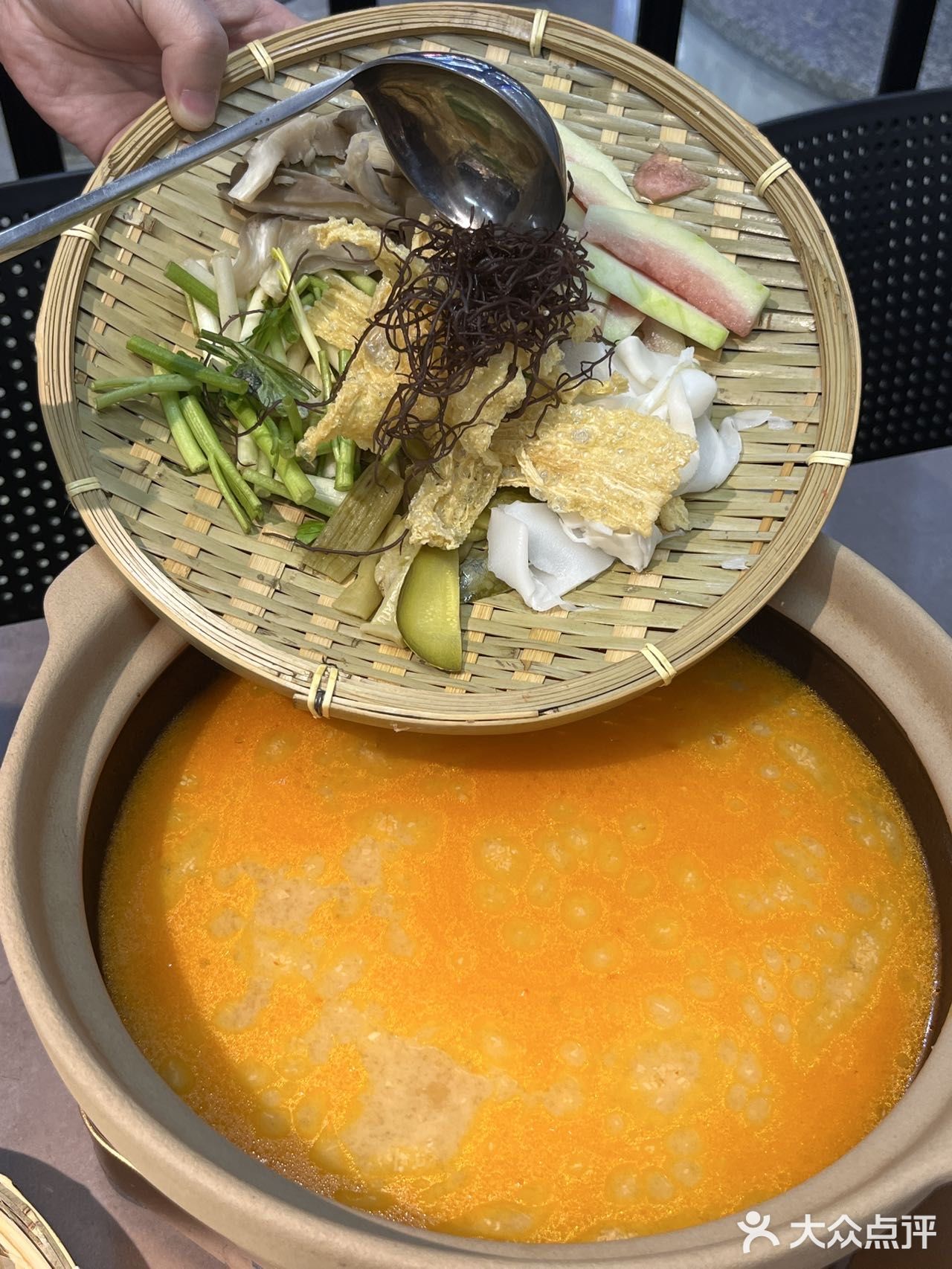 不愧是上海，韩国街上的这家糟粕醋火锅好吃😋惨了  