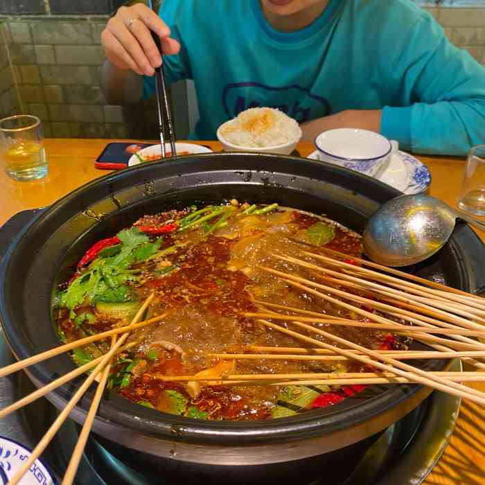 打分 55 /人 还好吧就是吃完会觉得很腻,不过菜品可以,两个人吃了118!