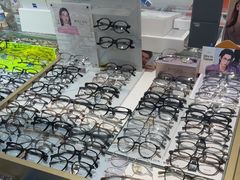 -美式眼镜·授权蔡司.依视路.尼康.豪雅.明月(人民广场店)