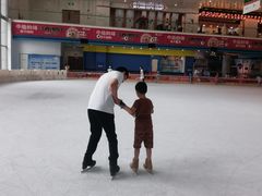 -冰纷万象滑冰场(赣州华润万象城店)
