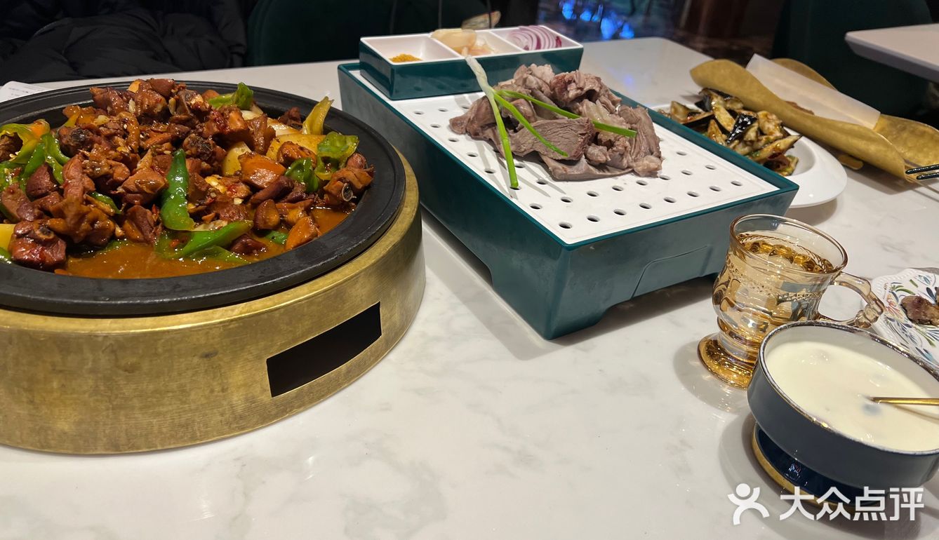 招牌新疆大盘鸡大盘鸡很大份，两个人吃都吃不完