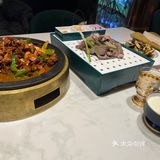 招牌新疆大盘鸡大盘鸡很大份，两个人吃都吃不完
