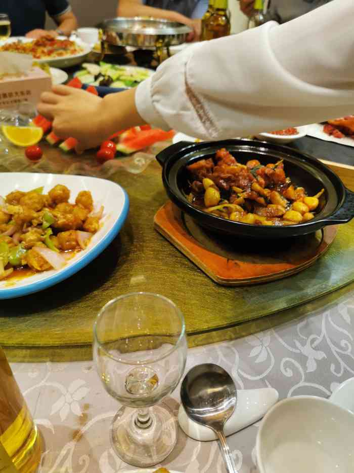 天下春花园酒店(大东店)-"周四晚上去吃的,工作日的晚上吃饭的人不是.