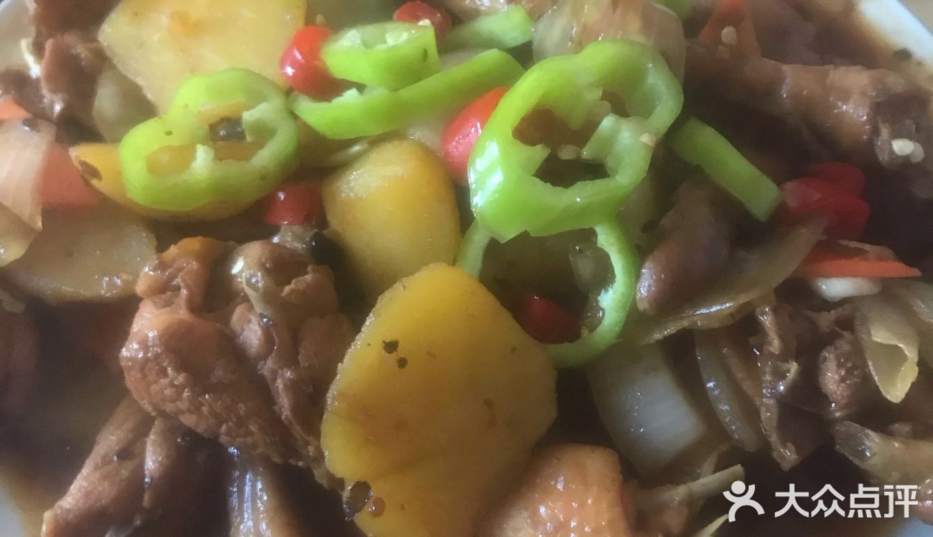 大盘鸡和炒面片！材料非常简单：半只三黄鸡