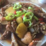 大盘鸡和炒面片！材料非常简单：半只三黄鸡