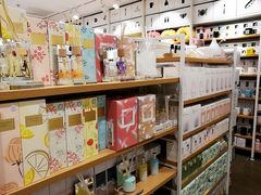 -名创优品(北京新中关购物中心地铁层店)