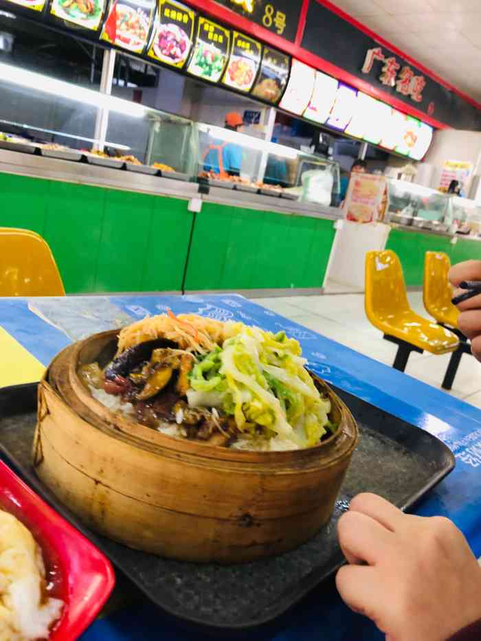 打分 地理位置在5号山大食堂,荟园二楼的一家小吃,本来是是冲着广东