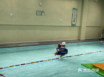在网上看到了几个小朋友在学习游泳的图片