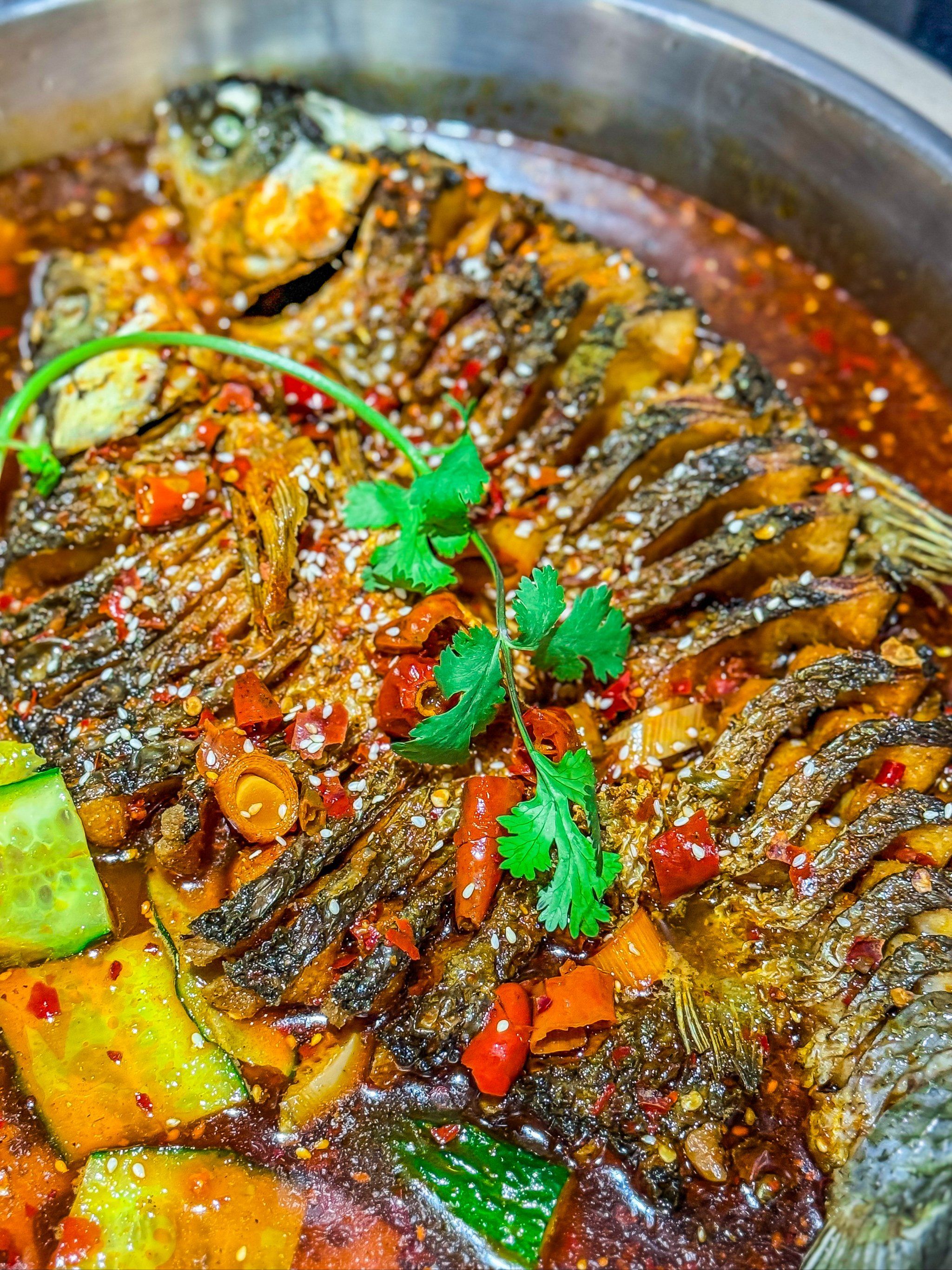 有种到了云南的感觉,
氛围感满满💯有石锅鱼和烤鱼!