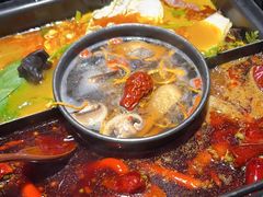-老牌坊云南鱼豆花火锅(哈西万达店)