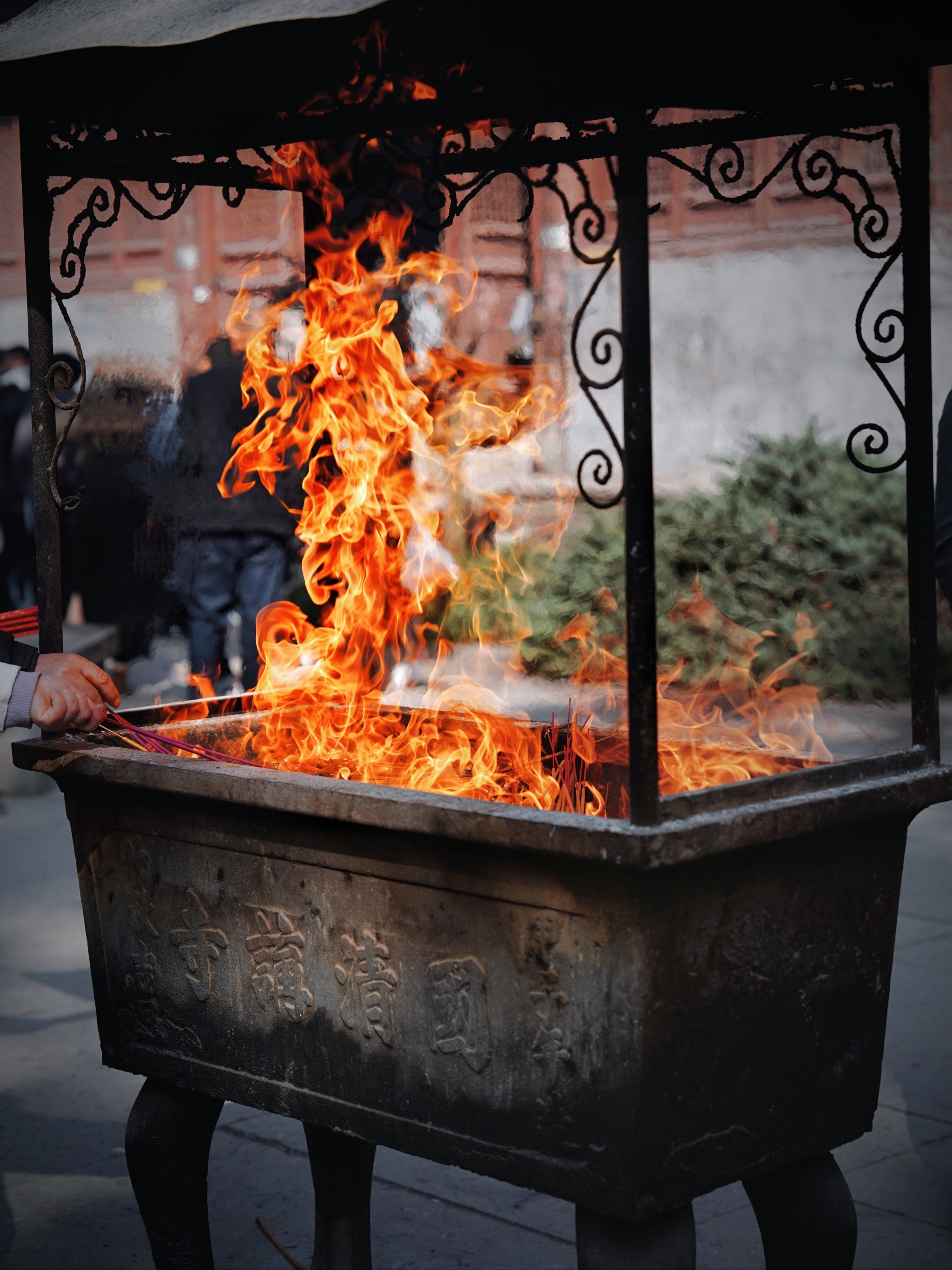 隋梅沾灵气～香火竟烧出龙型
