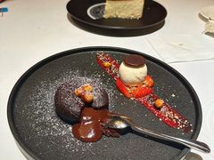 热巧克力熔岩蛋糕配香草冰淇淋-希斯林牛排馆 Sizzzling Steakhouse