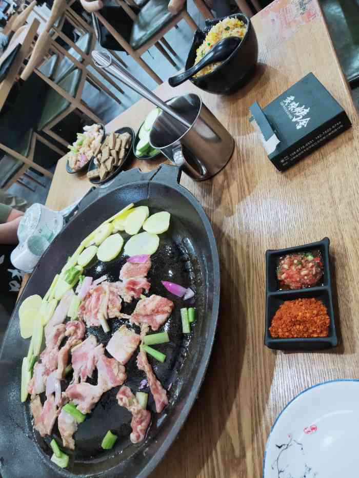 炙味烤屋 贵州烙锅-"最绝的就是肥肉炼油炸然后炒的锅底放了豆.