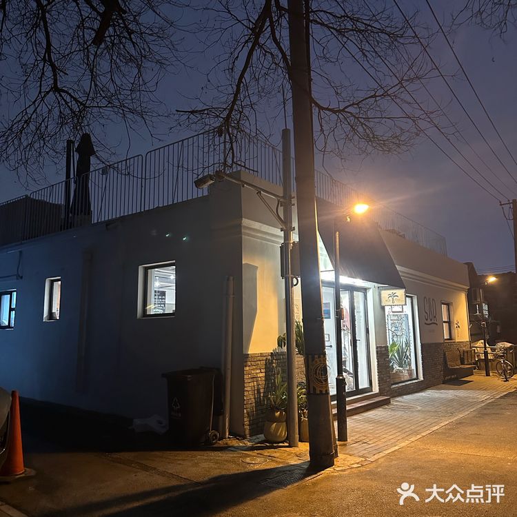 找到了胡同里空间很大的咖啡馆！木质风还有猫！