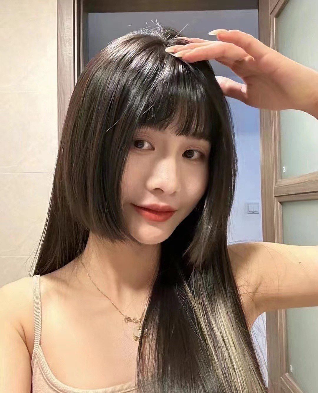 必看发型推荐:"显脸小减龄中长发公主切"