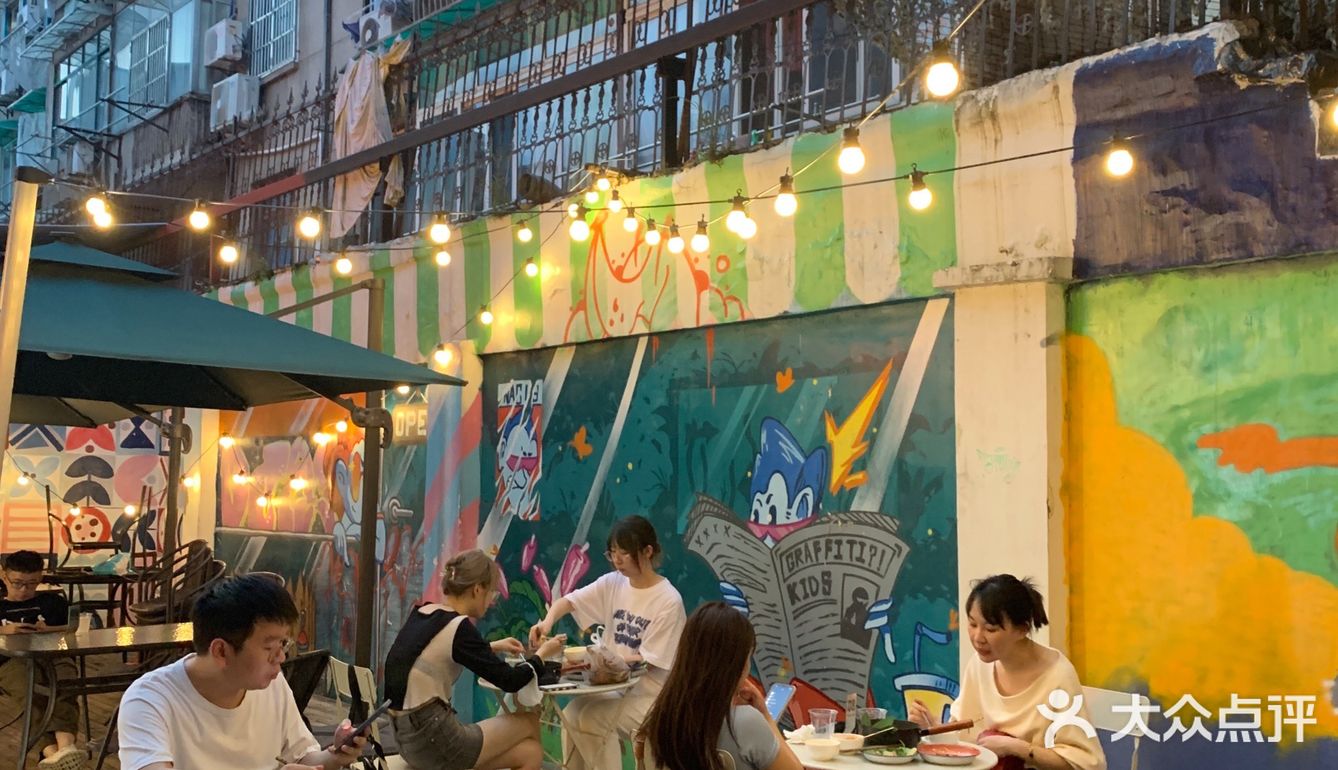 杭州首家露天泰式大排档藏在皇后公园里