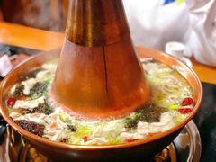 -果松木炭酸菜铜火锅·外婆参鸡汤