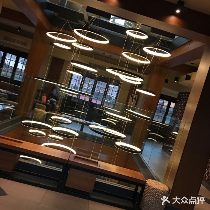 星巴克臻选(成都宽窄巷子店)大堂图片