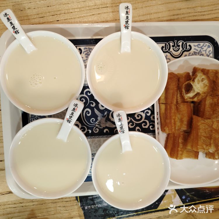 梧州南站打车到冰泉豆浆怡景店，快到这店路的两旁好多美食