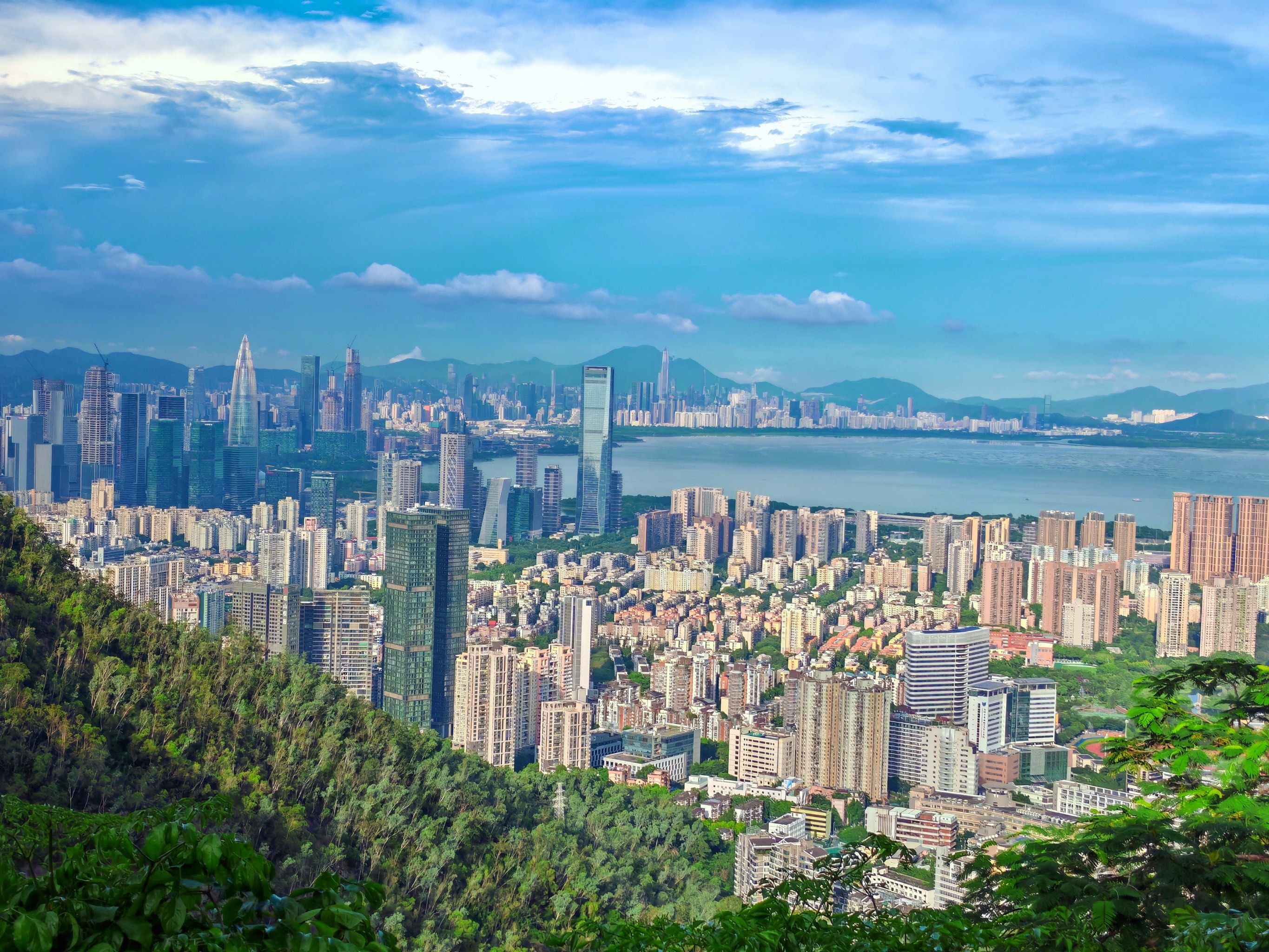 座山峰都有独特的景观和挑战性等你来探索
深圳南山公园属南头半岛