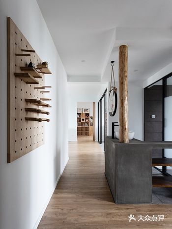 体现出宽敞的空间享受。厨房和餐桌一体