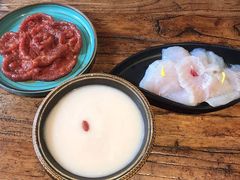 -老牌坊云南鱼豆花火锅(爱建店)