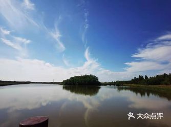 天空很蓝，云很干净，微风不燥，抛开烦恼，保持微笑