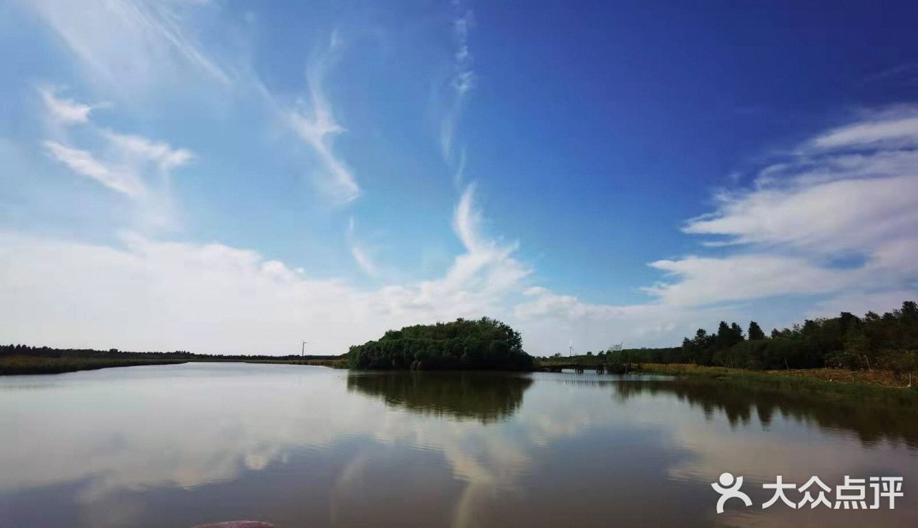天空很蓝，云很干净，微风不燥，抛开烦恼，保持微笑[亲亲][亲亲][亲亲]
