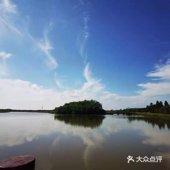 天空很蓝，云很干净，微风不燥，抛开烦恼，保持微笑