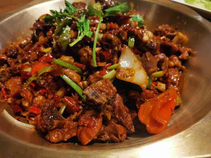 川号子烧鸡公(春晖路店)-"比人民路那里的环境好一点,装修风格也不一.