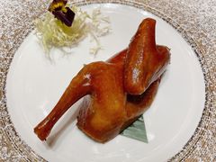 吮指玻璃脆皮乳鸽-湖影中餐厅·南京金茂威斯汀大酒店