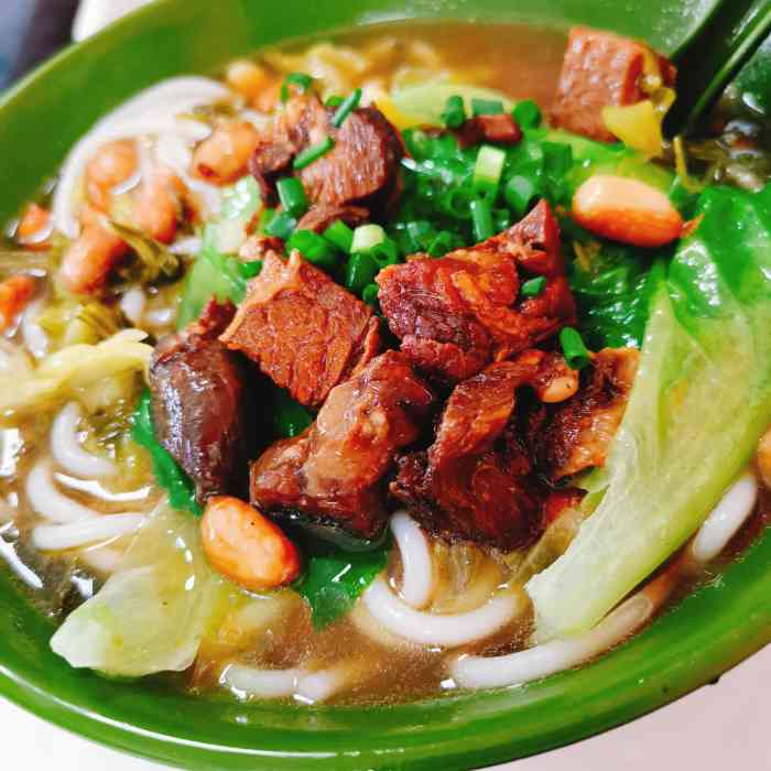 龙记桂林米粉(罗湖店)-"团购的牛腩粉和杂酱面【牛腩粉】牛腩煲的.