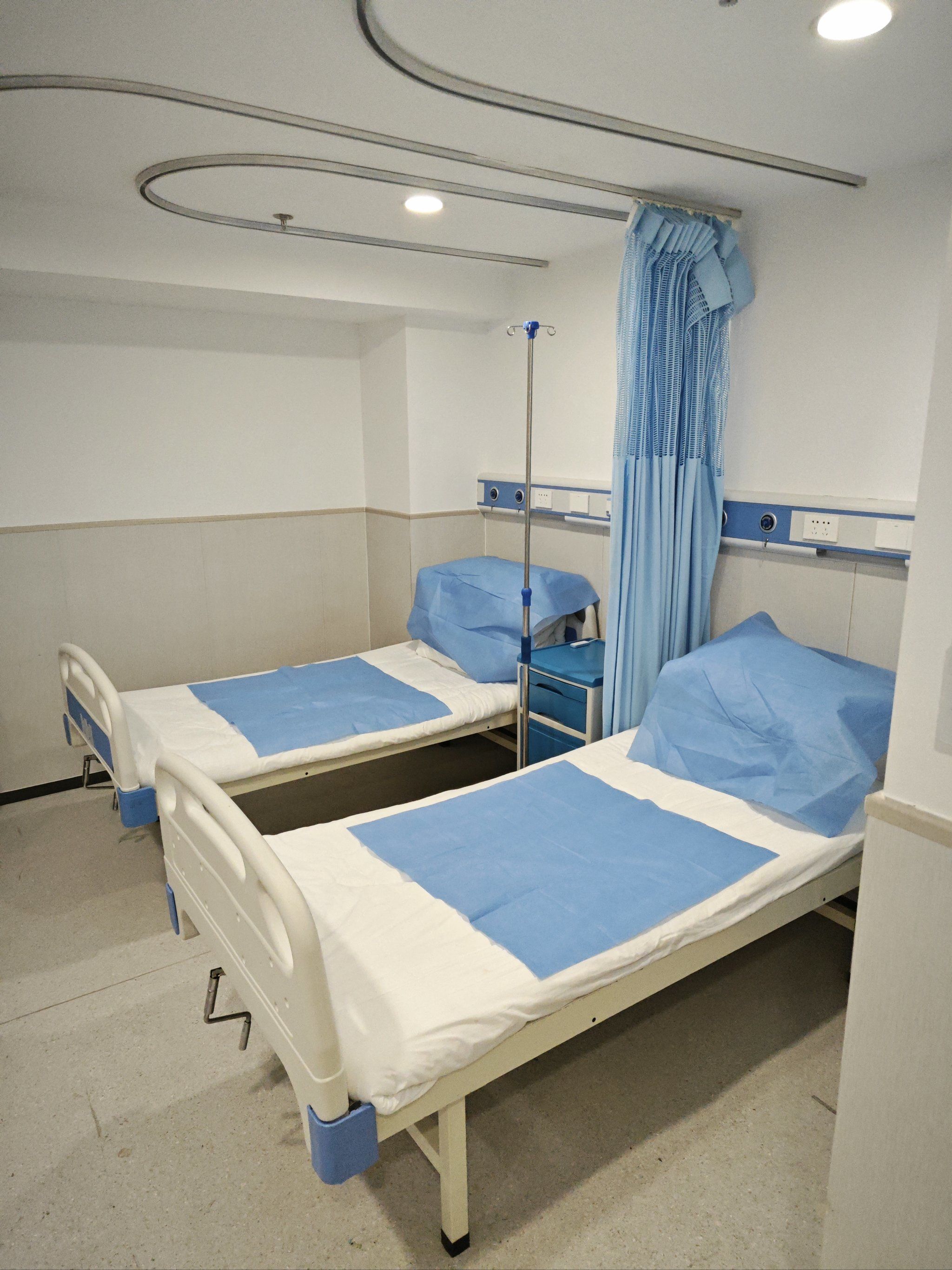 医院的装修风格现代简约,给人一种舒适的感