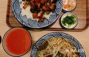 Pickled Cabbage Braised Chicken Leg Noodles