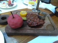 红酒啤梨VS果木400度熏烤牛排-食间牛排(湖西路店)