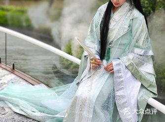 跟朋友来看房，院内看到一位古装美女，很是诧异