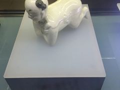 白瓷孩童枕-荆州博物馆