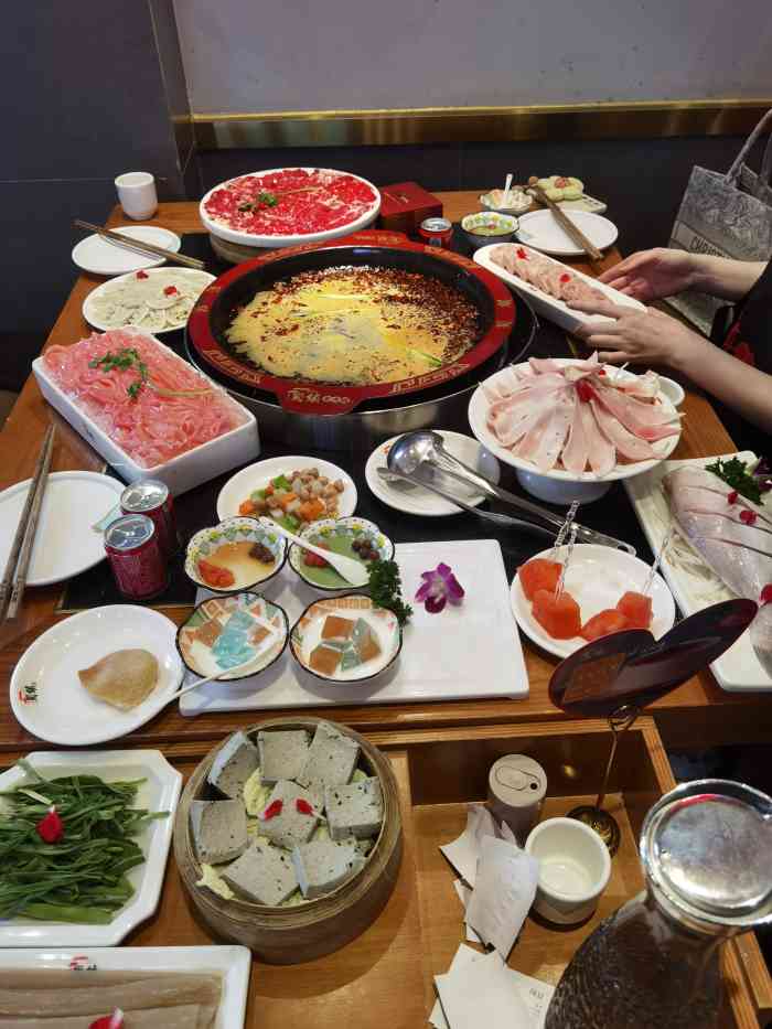 蜀镇鲜货火锅(双楠旗舰店)-"服务员吃老子反应,消费1000元 有酒.